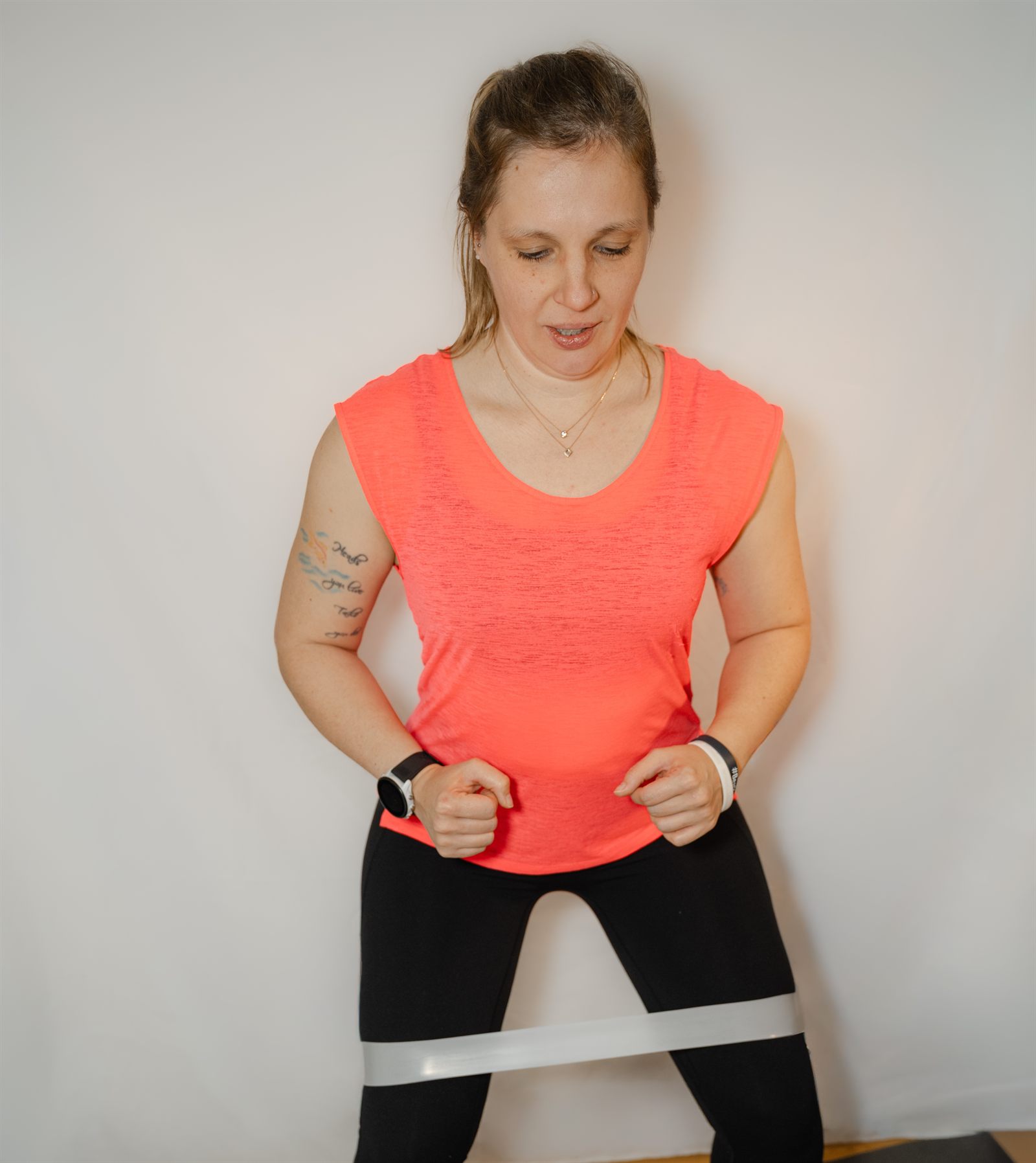 Erika beim Training mit dem Mini-Band